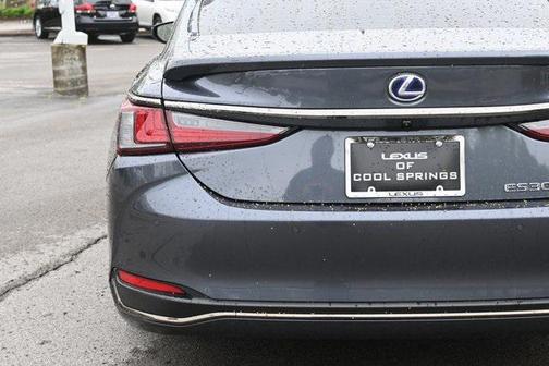 2023 Lexus ES 300h F SPORT Handling