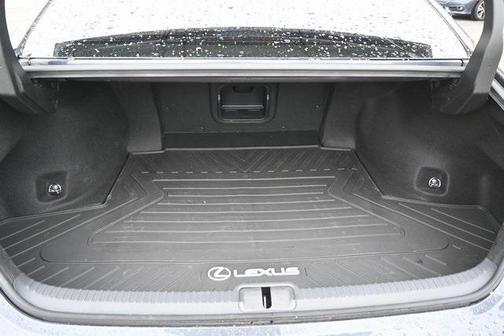 2023 Lexus ES 300h F SPORT Handling