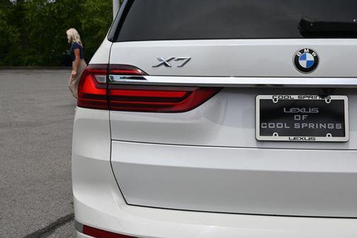 White Metallic 2022 BMW X7 xDrive40i