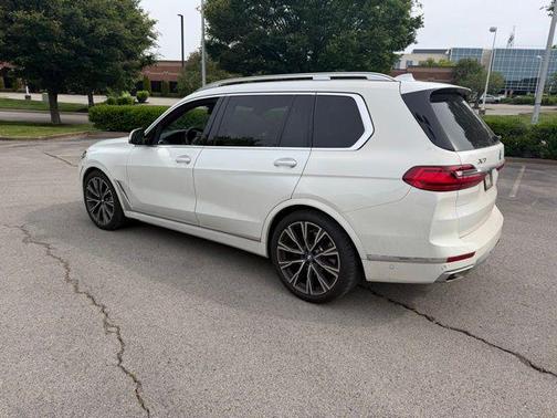 White Metallic 2022 BMW X7 xDrive40i