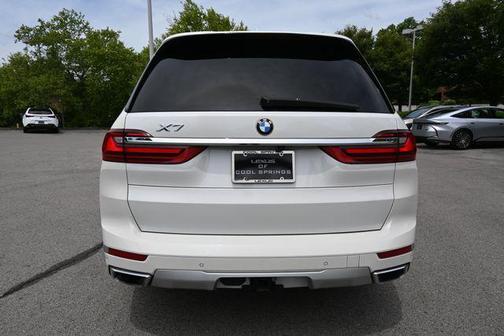 White Metallic 2022 BMW X7 xDrive40i
