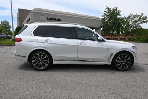 White Metallic 2022 BMW X7 xDrive40i