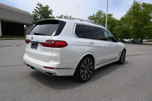 White Metallic 2022 BMW X7 xDrive40i