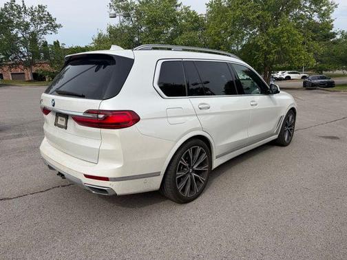 White Metallic 2022 BMW X7 xDrive40i