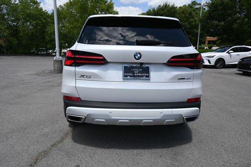Mineral White Metallic 2024 BMW X5 xDrive40i