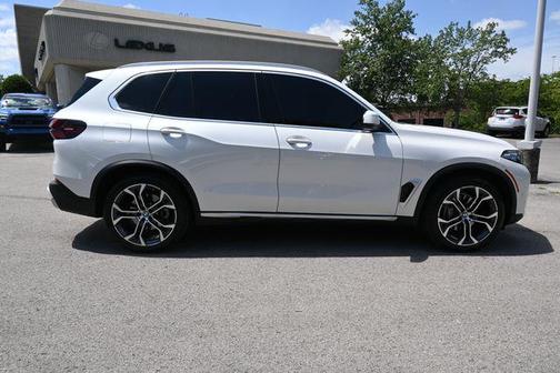Mineral White Metallic 2024 BMW X5 xDrive40i