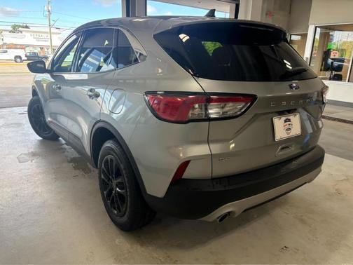 Iconic Silver Metallic 2021 Ford Escape SE