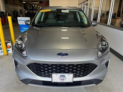 Iconic Silver Metallic 2021 Ford Escape SE