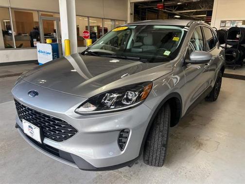 Iconic Silver Metallic 2021 Ford Escape SE