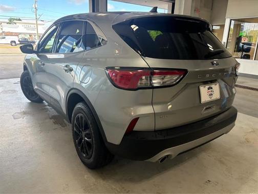 Iconic Silver Metallic 2021 Ford Escape SE