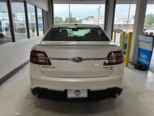 White Platinum Tri-Coat Metallic 2018 Ford Taurus Limited