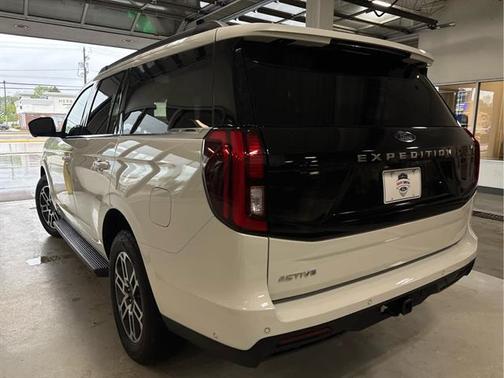Star White 2025 Ford Expedition Active
