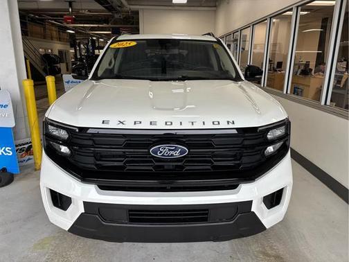 Star White 2025 Ford Expedition Active