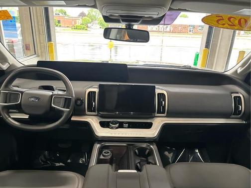 Star White 2025 Ford Expedition Active