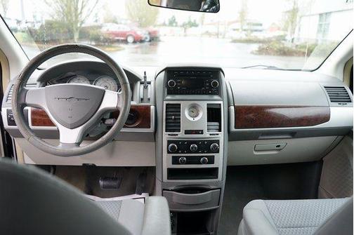 2010 Chrysler Town & Country Touring