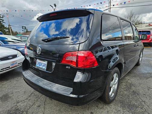 2010 Volkswagen Routan SE