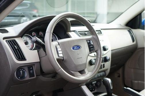 Photo 5 of 12 of 2010 Ford Focus SE