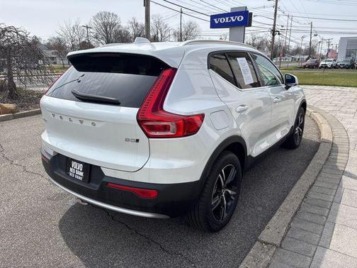 Crystal White 2025 Volvo XC40 B5 Core Bright Theme