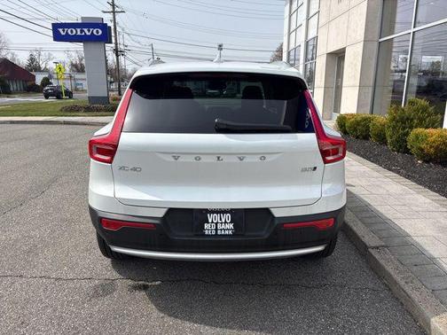 Crystal White 2025 Volvo XC40 B5 Core Bright Theme