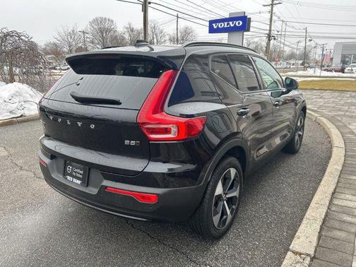 2025 Volvo XC40 B5 Plus Dark Theme
