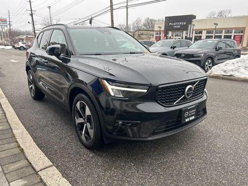 2025 Volvo XC40 B5 Plus Dark Theme