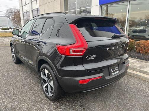 2025 Volvo XC40 B5 Plus Dark Theme