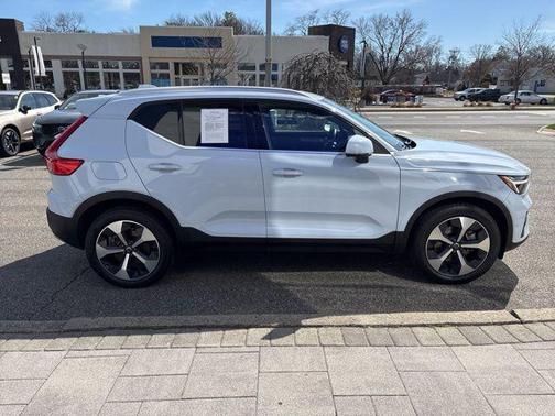 2025 Volvo XC40 B5 Plus Bright Theme