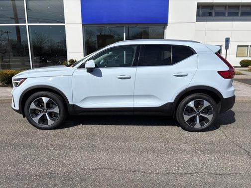 2025 Volvo XC40 B5 Plus Bright Theme