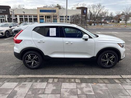 2025 Volvo XC40 B5 Core Bright Theme