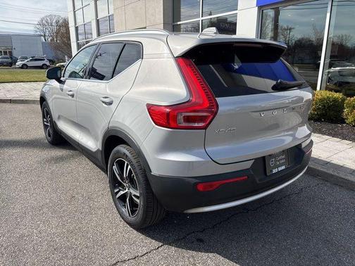 2025 Volvo XC40 B5 Core Bright Theme
