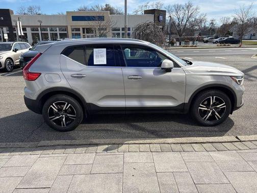 2025 Volvo XC40 B5 Core Bright Theme