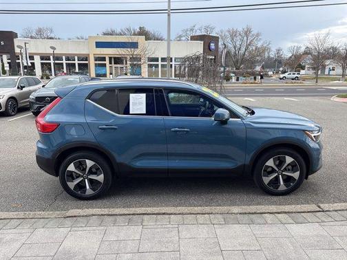 2025 Volvo XC40 B5 Plus Bright Theme