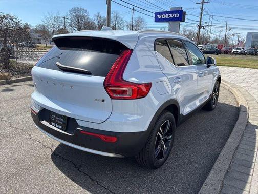 2025 Volvo XC40 B5 Core Bright Theme