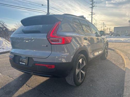 2025 Volvo XC40 B5 Plus Dark Theme