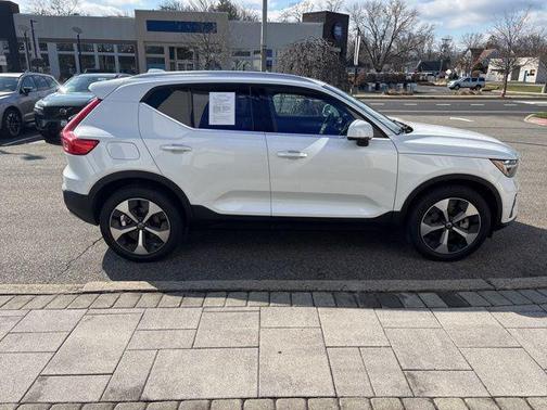 2025 Volvo XC40 B5 Plus Bright Theme