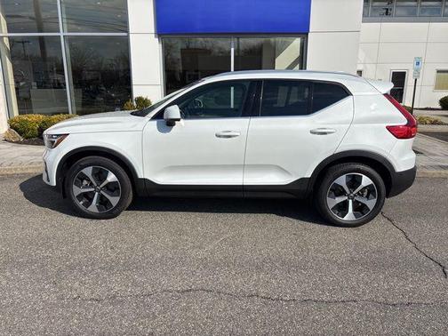 2025 Volvo XC40 B5 Plus Bright Theme
