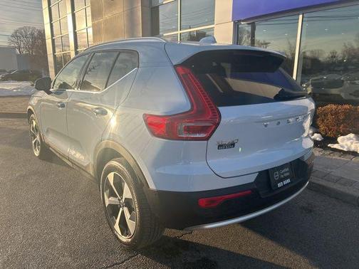 2025 Volvo XC40 B5 Plus Bright Theme