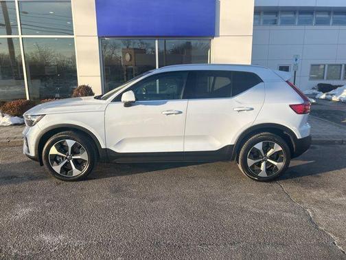 2025 Volvo XC40 B5 Plus Bright Theme