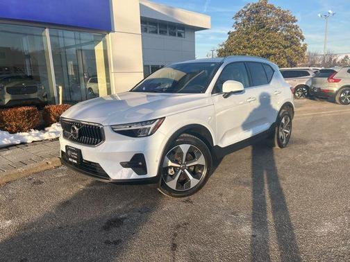 2025 Volvo XC40 B5 Plus Bright Theme