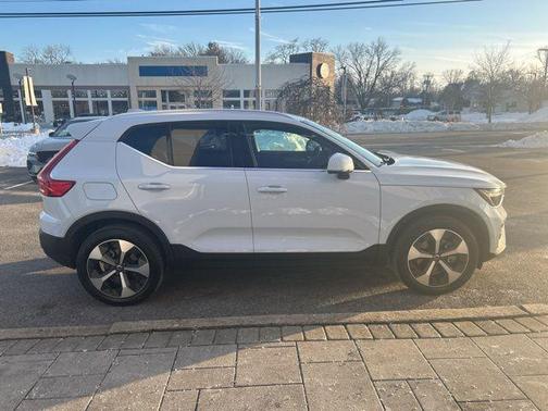 2025 Volvo XC40 B5 Plus Bright Theme