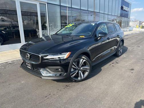 2025 Volvo V60 Cross Country Plus, B5 AWD Gas (mild hybrid)