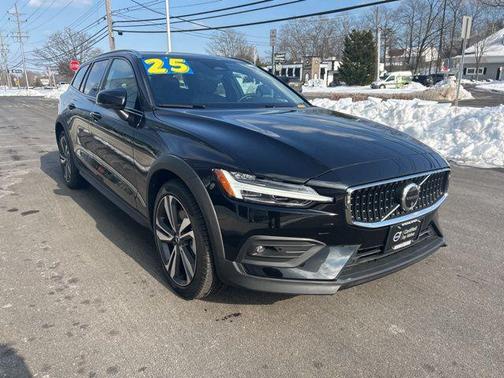2025 Volvo V60 Cross Country Plus, B5 AWD Gas (mild hybrid)