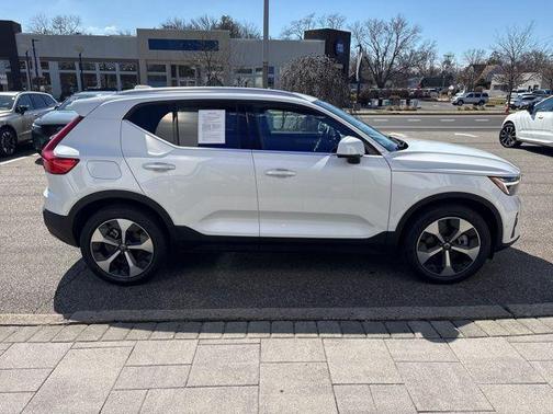 2025 Volvo XC40 B5 Plus Bright Theme