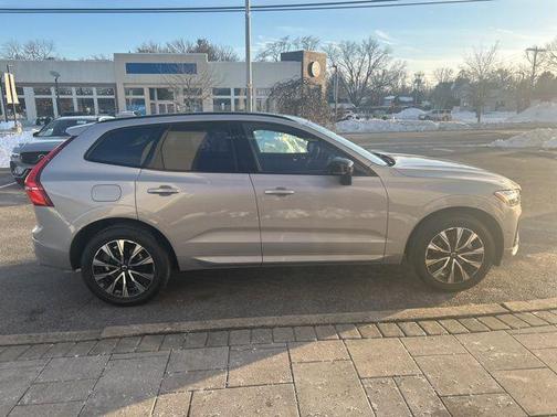 2025 Volvo XC60 B5 Plus