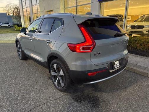 2025 Volvo XC40 B5 Plus Bright Theme