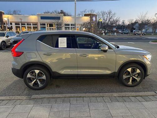 2025 Volvo XC40 B5 Plus Bright Theme