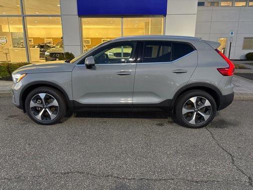 2025 Volvo XC40 B5 Plus Bright Theme
