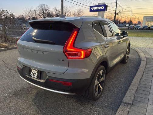 2025 Volvo XC40 B5 Plus Bright Theme