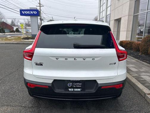 2025 Volvo XC40 B5 Plus Dark Theme