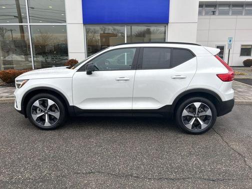 2025 Volvo XC40 B5 Plus Dark Theme